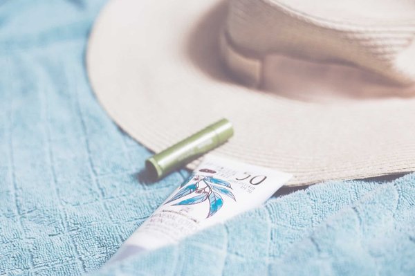 Comment appliquer un traitement anti-UV sur le pare-brise d'une voiture sans altérer la visibilité?